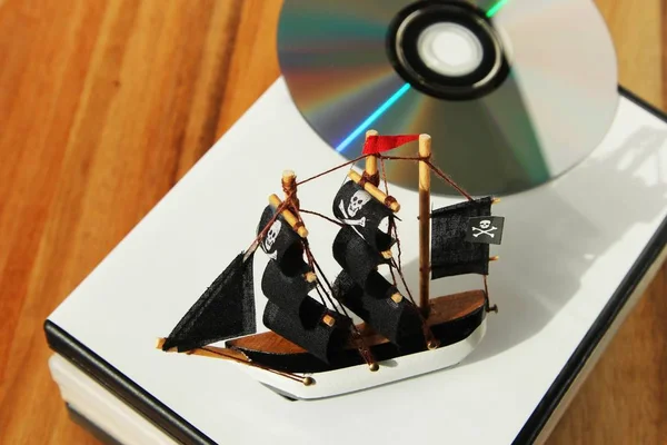 Στιγμιότυπο Ενός Πειρατικού Παιχνιδιού Και Ενός Λευκό Κουτί Ξύλινη Επιφάνεια — Φωτογραφία Αρχείου
