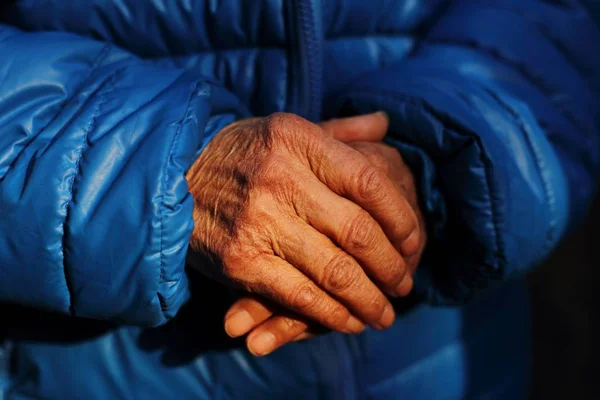 할머니 주름 이 있는 손을 클로즈업 한 사진 — 스톡 사진