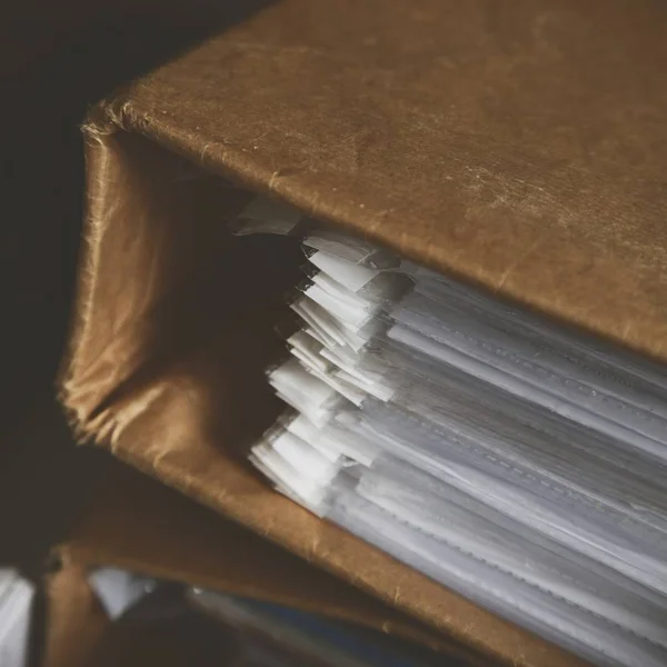 Plan grand angle de reliures brunes pleines de papiers et de documents — Photo