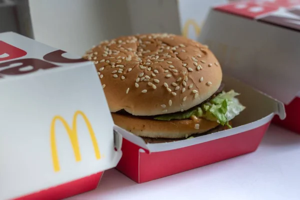 Multiple Big Mac Mcdonald 's Burger na sprzedaż w Niemczech, Fast food hype — Zdjęcie stockowe