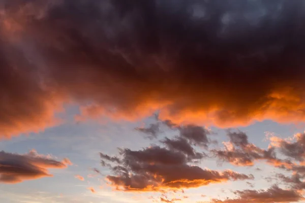 オレンジ色のピンクと黄色の夕日の間に驚くべき空 — ストック写真