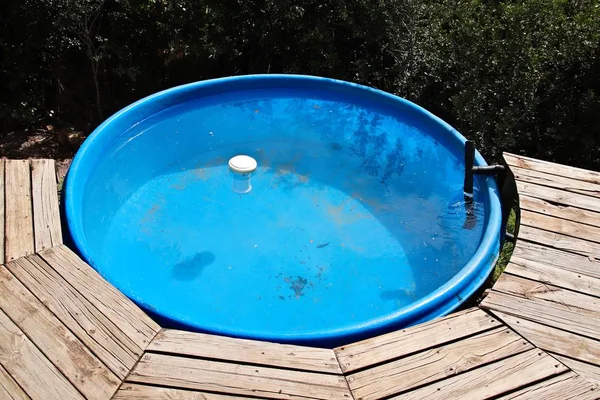 Tiro de ángulo alto de una piscina llena de agua limpia en un jardín —  Fotos de Stock