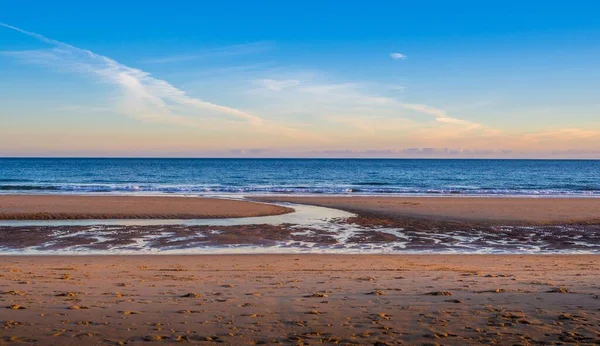 Високий кут пострілу піщаного берега моря з чистим небом — стокове фото