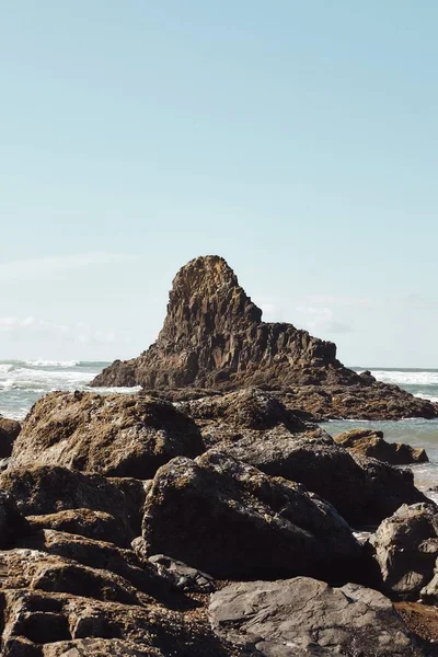 Tiro vertical de rocas en la costa del noroeste del Pacífico en Cannon Beach, Oregon — Foto de Stock