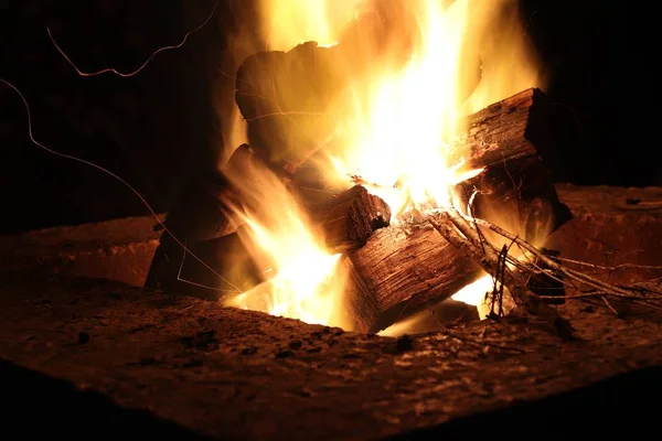 夜间营火散热的特写镜头 — 图库照片