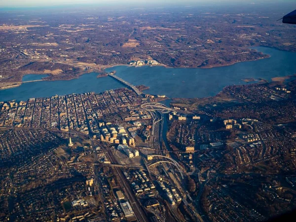 Vista aérea da Ponte Wilson sobre o Rio Potomac, incluindo a Cidade Velha Alexandria — Fotografia de Stock