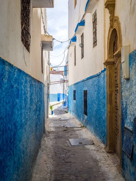 Ruas aconchegantes em azul e branco em um dia ensolarado na cidade velha Kasbah do Udayas — Fotografia de Stock
