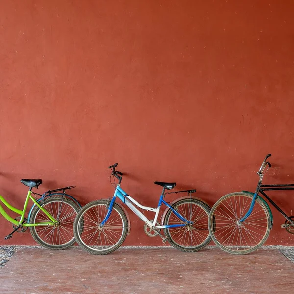Foto gran angular de bicicletas multicolores colocadas en una pared naranja. — Foto de Stock