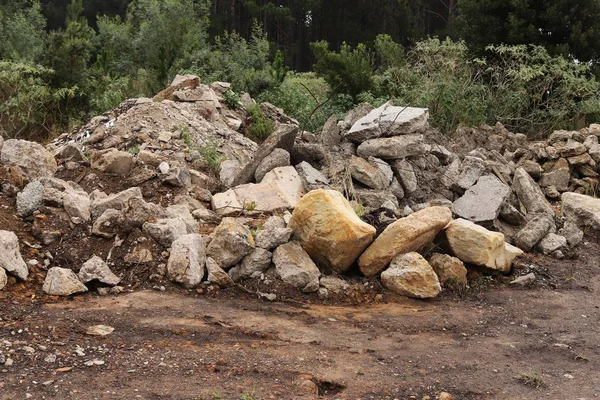 Paisaje de rocas apiladas una sobre la otra en un bosque —  Fotos de Stock