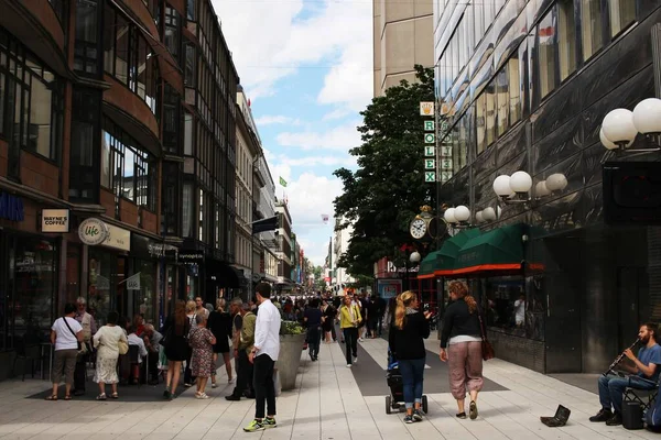Stockholm, İsveç 'in ana alışveriş bölgesinde yürüyen insanlar.. — Stok fotoğraf