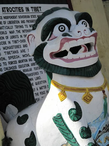 Вертикальный снимок тибетской статуи мифического существа — стоковое фото