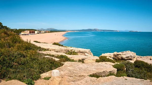 Foto de alto ángulo de la playa pública Playa Illa Roja en España. — Foto de Stock