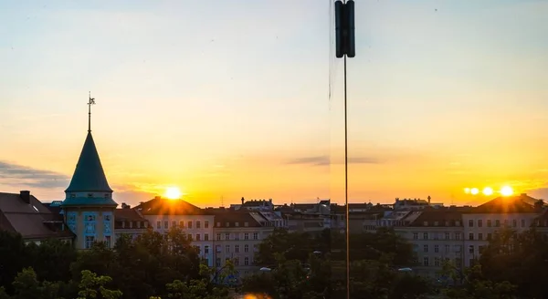 Vidvinkel Skott Byggnaderna Stad Den Mörka Himlen Solnedgång — Stockfoto