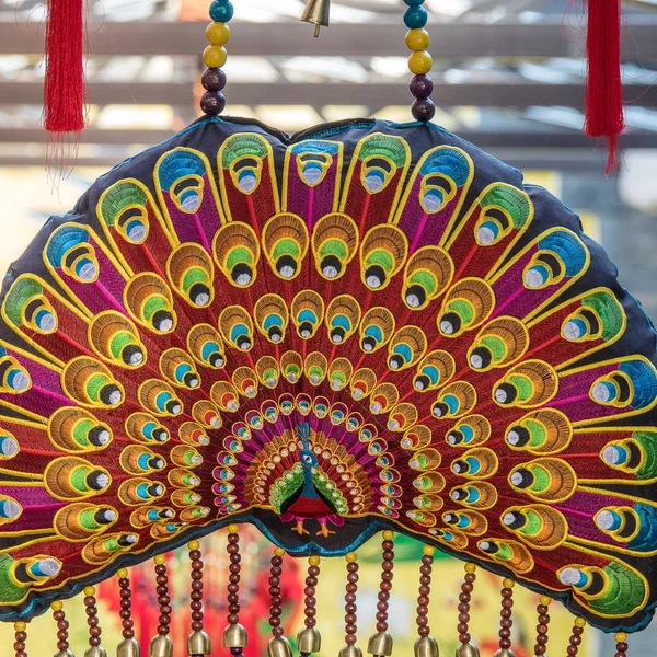 Tiro Close Uma Estátua Das Penas Multicoloridas Pavão — Fotografia de Stock