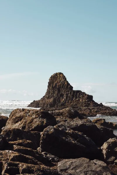 Vertikale Aufnahme von Felsen an der Küste des pazifischen Nordwestens in Kanonenstrand, oregon — Stockfoto