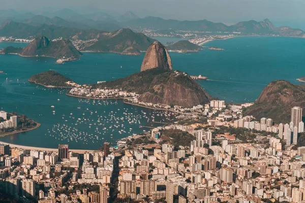 Flygfoto av Rio de Janeiro omgiven av havet och kullar under solljuset i Brasilien — Stockfoto