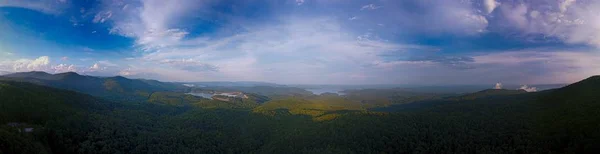 Panorama of hills covered in greenery with the lake Jocassee on the background in South Carolina — Stock Photo, Image