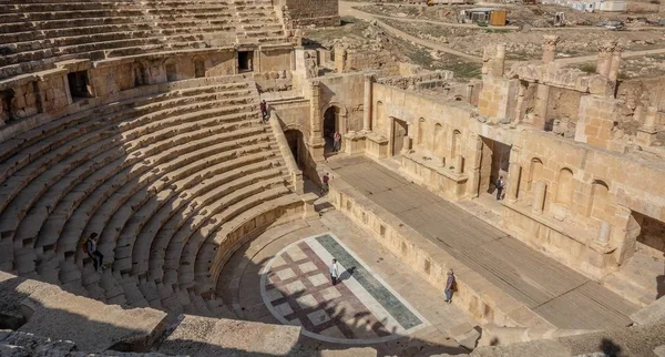 İki kişinin gündüz vakti antik bir amfitiyatroda dikilirken yüksek açılı görüntüsü. — Stok fotoğraf