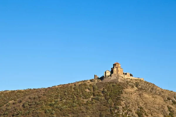 Laaghoekige opname van het historische Jvari klooster op een heuvel in Georgië — Stockfoto