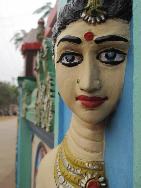背景模糊的印度教雕像的垂直拍摄 — 图库照片