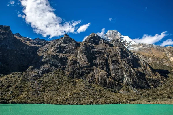 ペルーの国立公園の山の広いショット — ストック写真