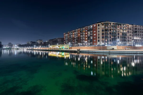 Vacker bild av en klar natthimmel med stadsljus i hamnen i Navigli i Milan italy — Stockfoto