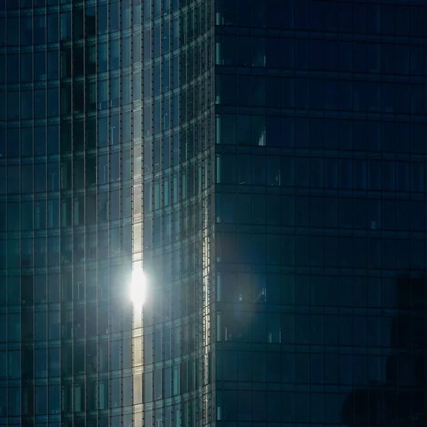 Belo Tiro Edifício Coberto Janelas Azuis Com Reflexo Sol — Fotografia de Stock