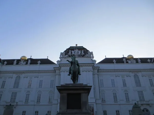 Imagem de um ângulo baixo de uma estátua em frente ao Palácio de Hofburg, em Viena, Áustria — Fotografia de Stock
