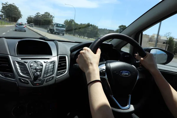 Kobiety jeżdżące Fordem Fiestą na autostradzie N2 — Zdjęcie stockowe