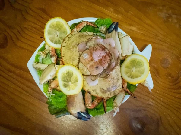 Una Deliziosa Insalata Granchio Delle Orcadi Con Limone Piatto Bianco — Foto Stock