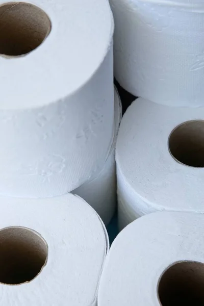 Vertikale Nahaufnahme einer Tablette mit Rollen Toilettenpapier — Stockfoto
