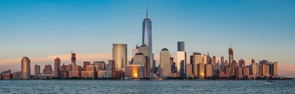 Scatto panoramico di Manhatten New York la mattina con grattacieli — Foto Stock