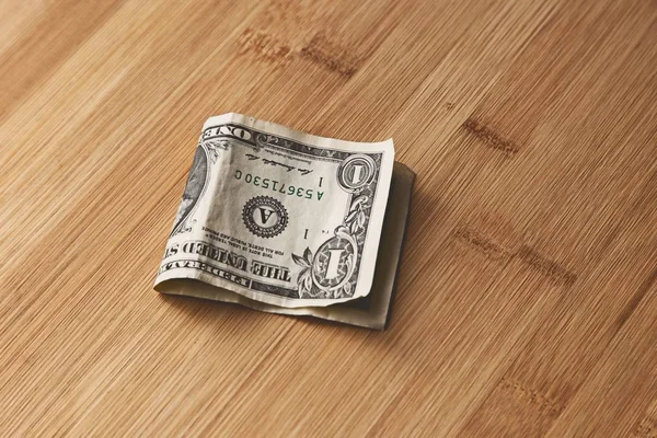 Wysoki kąt zbliżenie strzał amerykański dolar banknot na drewnianej powierzchni — Zdjęcie stockowe