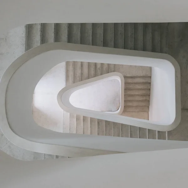 Işıkların Altındaki Bir Sergide Modern Bir Spiral Merdivenin Yüksek Açılı — Stok fotoğraf