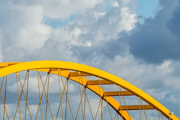 Close-up shot van een achtbaan reling op een bewolkte dag — Stockfoto