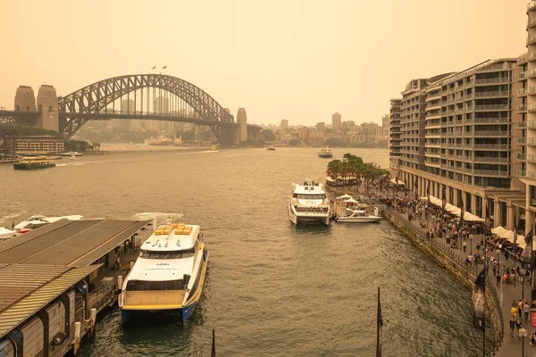 澳大利亚悉尼- 2019年12月6日：关于影响悉尼市的污染问题的通函码头观点. — 图库照片
