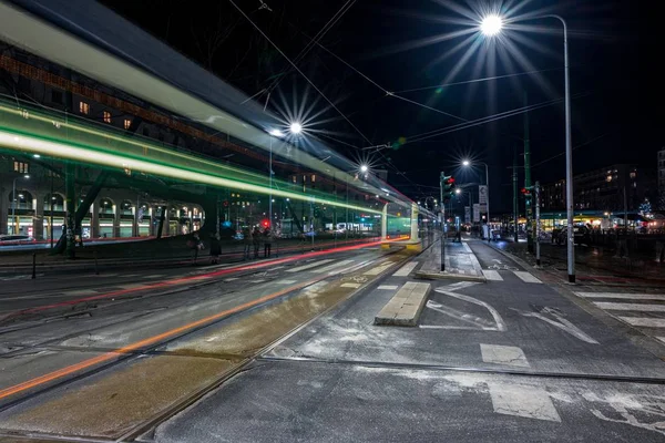 Landschapsopname van een elektrische tram in navigli district van Milaan Italië tijdens een winteravond — Stockfoto