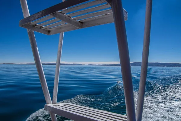 Güzel okyanusta yelkenli bir teknenin merdivenlerinin alçak açılı görüntüsü. — Stok fotoğraf