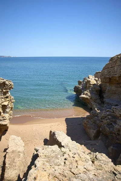 Foto vertical de terremotos a orillas del mar en la playa pública de Playa Illa Roja en España. —  Fotos de Stock