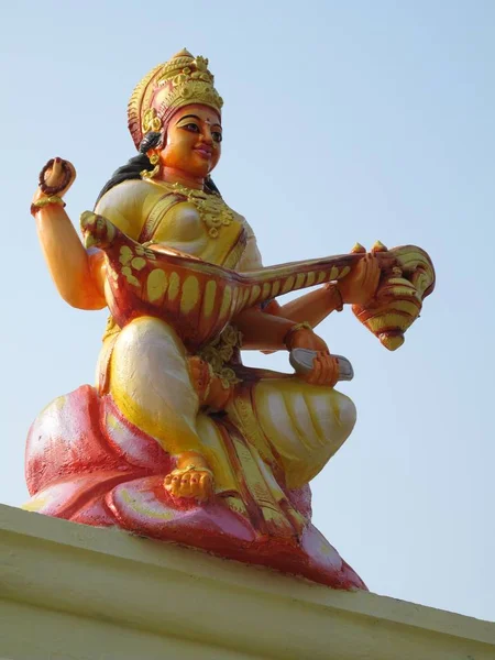 Вертикальний знімок статуї індуського бога на храмі. — стокове фото