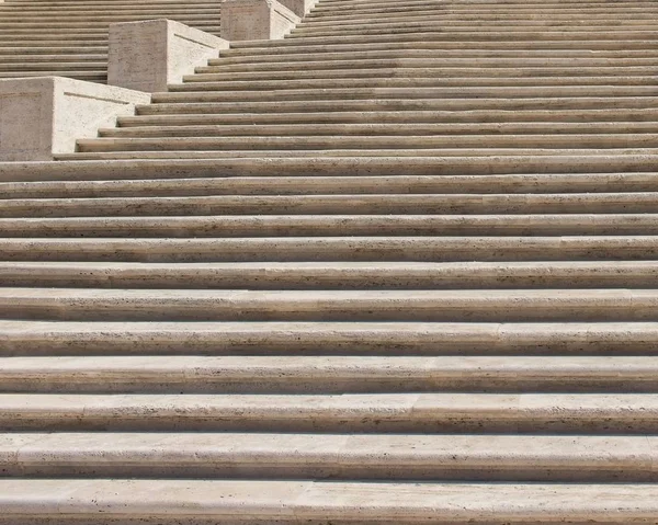 Flachbild einer schönen und alten Treppe aus Stein — Stockfoto