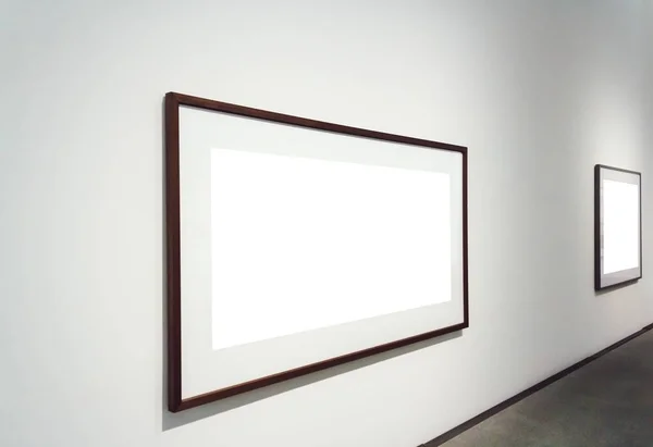 Bir odadaki duvara bağlı kare beyaz yüzeyler — Stok fotoğraf