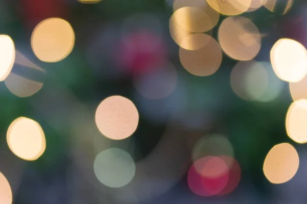 Hermoso disparo de luces de la boquilla brillando por la noche. —  Fotos de Stock