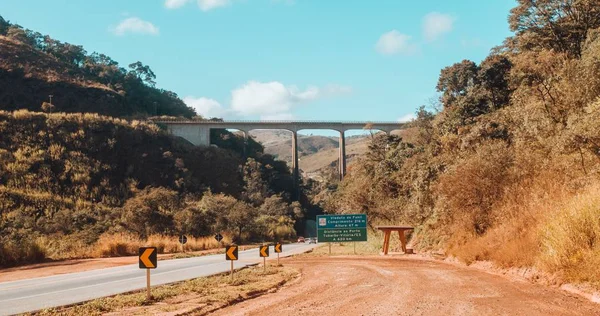 ブラジルの田舎の道路と橋. — ストック写真