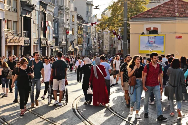 Istiklal Caddesi ulice v Istanbulu. To je populární turistická atrakce ve městě — Stock fotografie