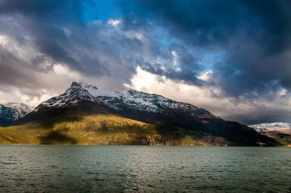 Hisnande Utsikt Över Snöiga Bergen Den Molniga Himlen Patagonien Chile — Stockfoto