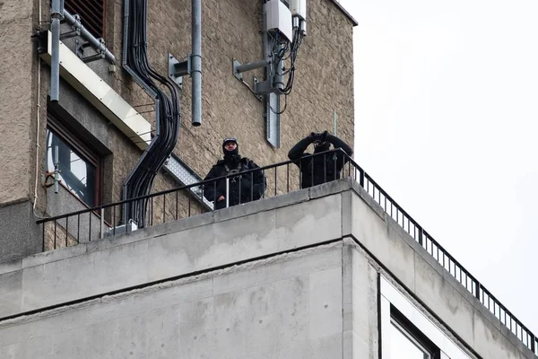 Tiro horizontal de policiais armados estava em cima de um telhado no centro da cidade de Leeds — Fotografia de Stock