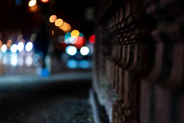 壁の横にあるボケ効果の下の都市の多色光 — ストック写真