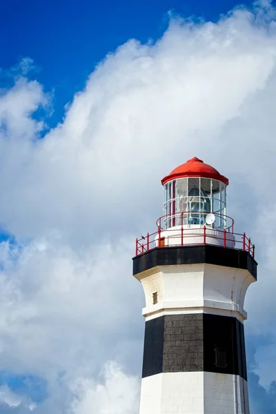 Colpo basso verticale di un faro sotto la bella nuvola nel cielo — Foto Stock