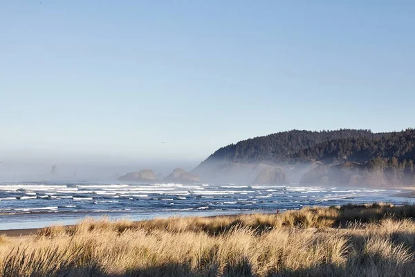 Paisaje fascinante de las olas del océano en Cannon Beach, Oregon, EE.UU. — Foto de Stock